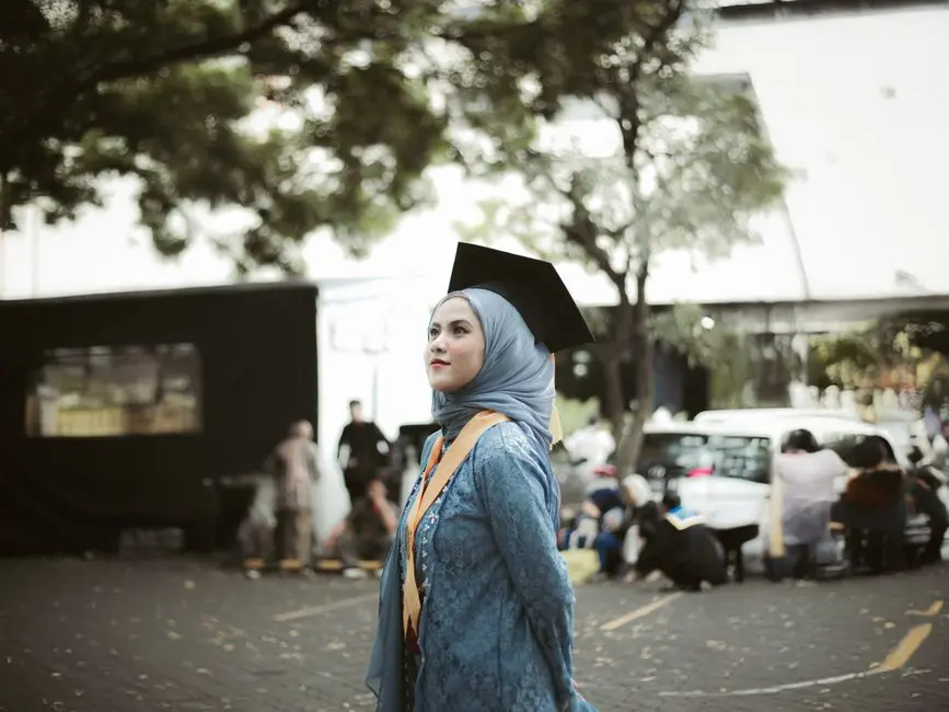 Ilustrasi mahasiswa memilih kampus favorit di depan papan nama universitas